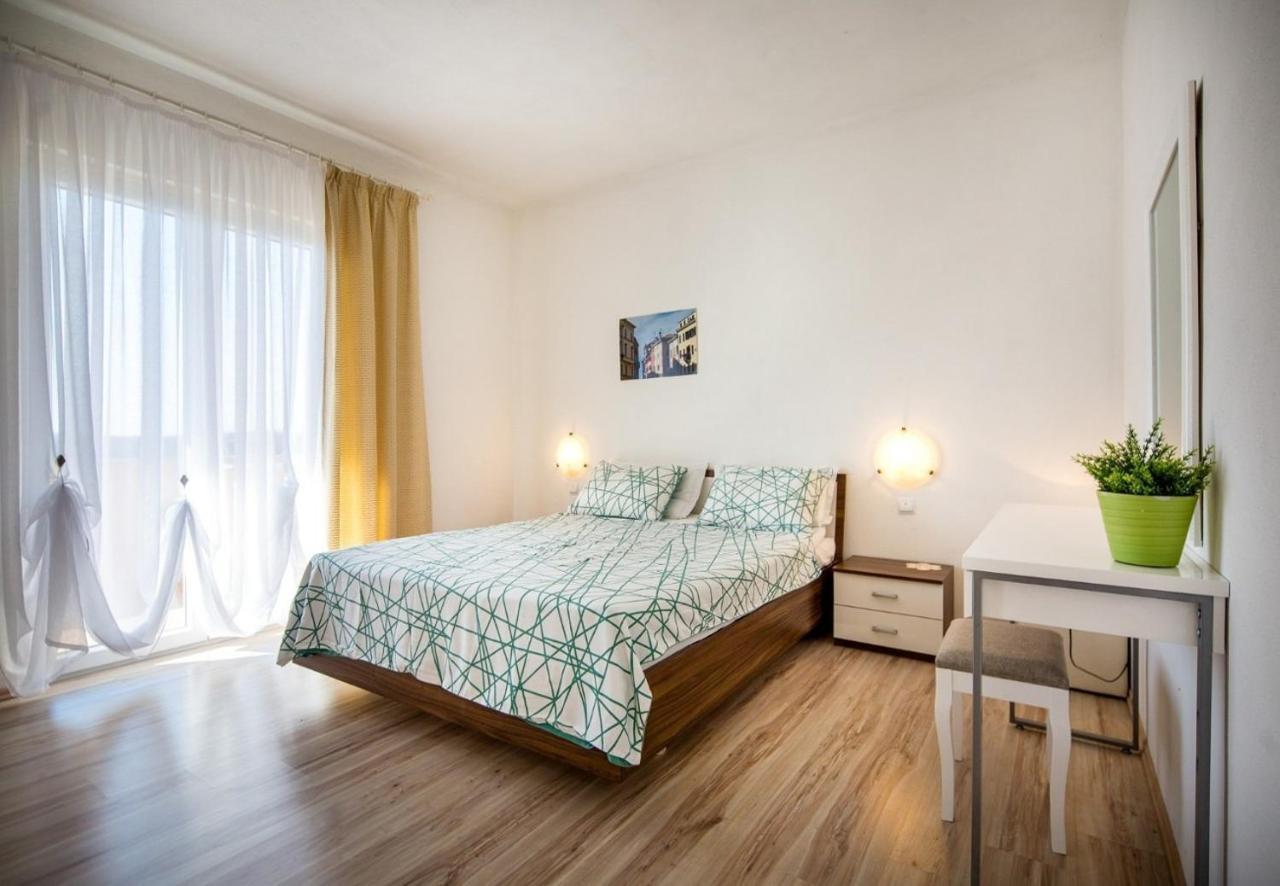 Draga With Sea View, Terrace & Parking